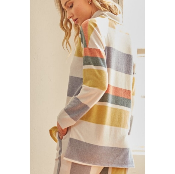 🆕🌿STRIPED TURTLENECK TOP 🌿 - Picture 4 of 6